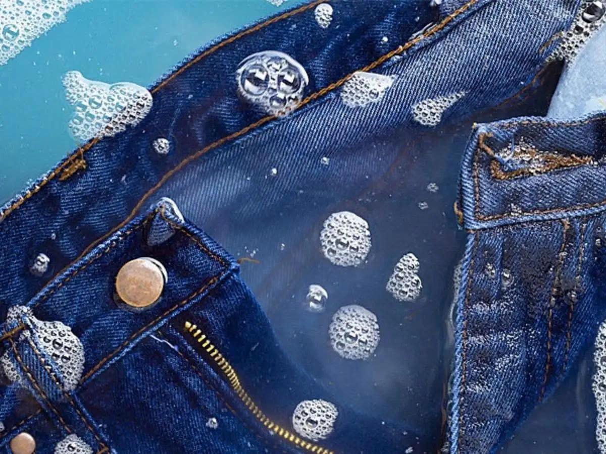 Cần chú ý đến cách vệ sinh và bảo quản quần jeans đúng cách