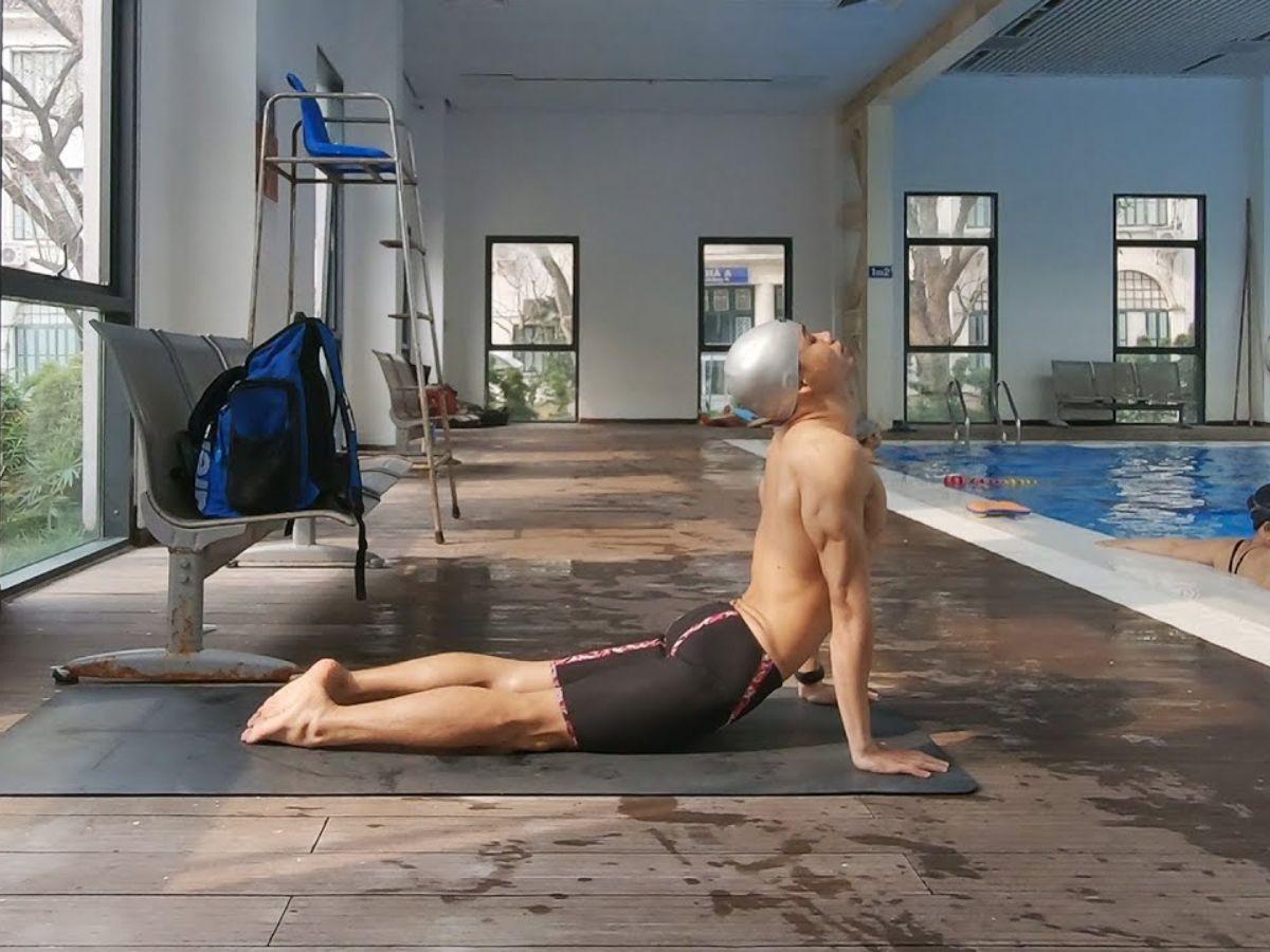 Khởi động trước khi xuống hồ bơi