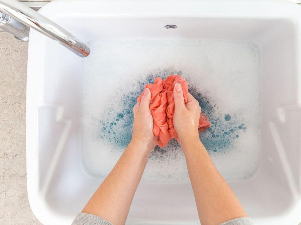 Để chiếc bra luôn bền đẹp và giữ được độ đàn hồi, hãy chăm sóc chúng đúng cách