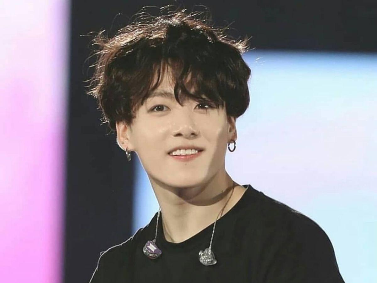 Pixie uốn xoăn nhẹ mang lại vẻ ngoài thời trang và đầy cuốn hút