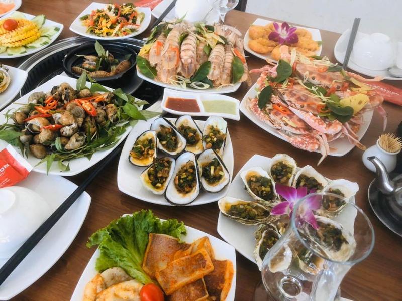 Bữa tiệc buffet với nhiều món ăn đa dạng