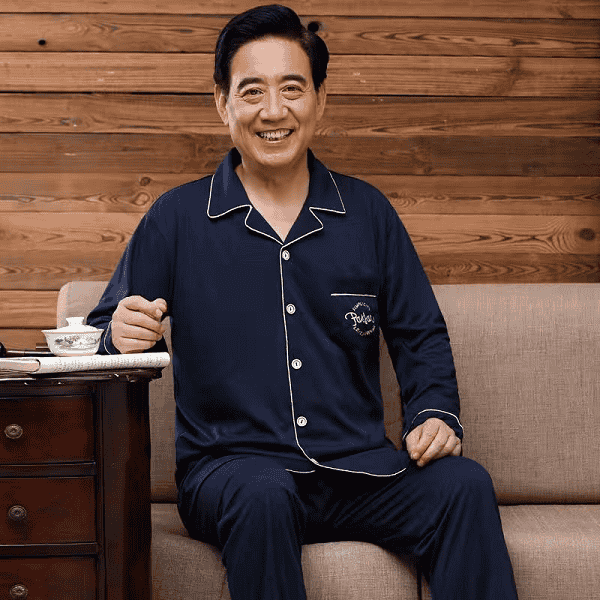 Bộ đồ ngủ trơn màu luôn là sự lựa chọn được quý ông yêu thích