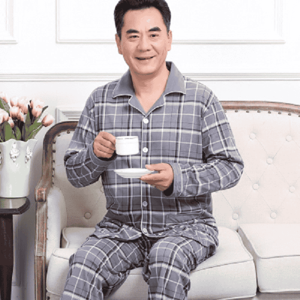 Bộ đồ ngủ trung niên nam với thiết kế kẻ sọc sang trọng