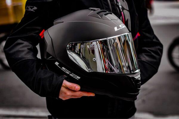 N&oacute;n bảo hiểm tr&ugrave;m k&iacute;n đầu đi phượt