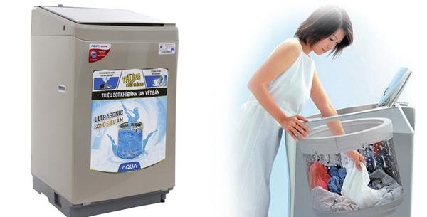 Máy giặt lồng nghiêng cũng có cửa phía trên, tuy nhiên phần lồng giặt nằm nghiêng một góc 10 độ so với phương thẳng đứng