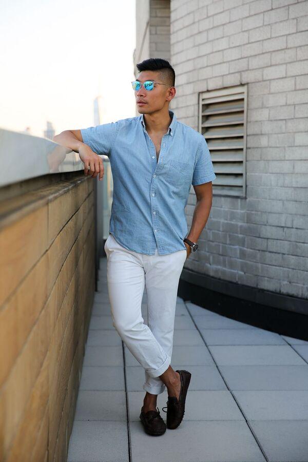 Màu xanh dương nhạt - trắng làm nên outfit có chút nhẹ nhàng lại năng động