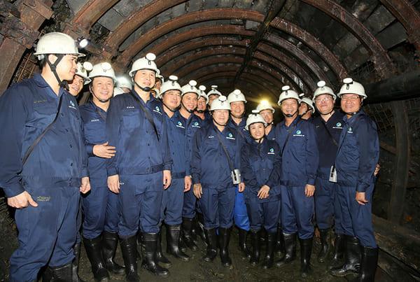 Sử dụng mũ bảo hiểm trong khai thác mỏ