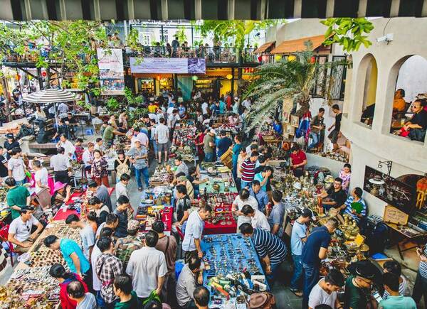 Chợ đồ cũ Nơ Trang Long là địa chỉ mua đồng hồ cũ uy tín