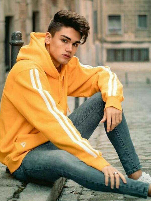 Một chiếc hoodie màu vàng sẽ khiến các chàng mệnh kim trở nên thật trẻ trung
