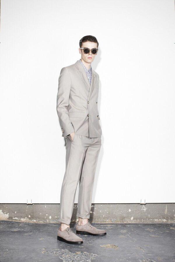 Một bộ suit màu xám bạc thanh lịch