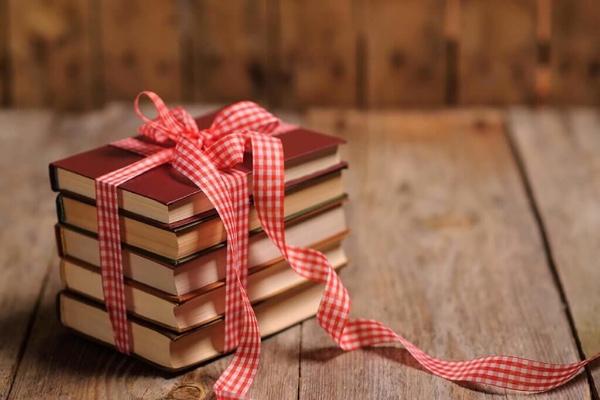 Tặng sách là cách thể hiện sự quan tâm và dành lời khen tinh tế