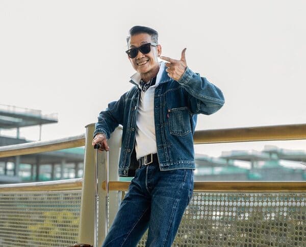 Hãy thử ngay một set đồ denim on denim năng động trong những chuyến đi chơi xa nhé