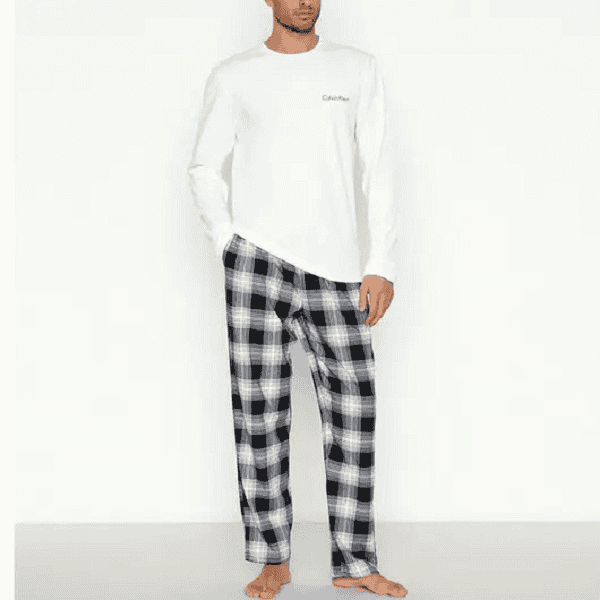 Một bộ đồ ngủ nhưng trông phong cách như một set đồ street style thực thụ