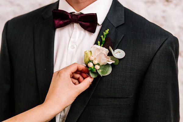 Hoa cài áo vest thể hiện sự tinh tế