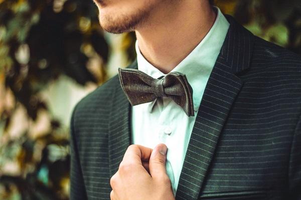 Nơ con bướm tạo điểm nhấn cho bộ vest