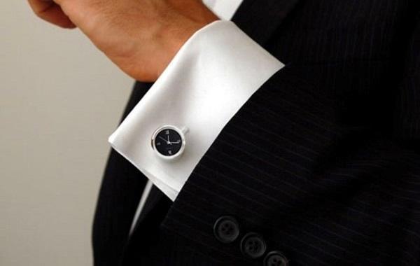 Khuy măng sét làm nổi bật bộ vest