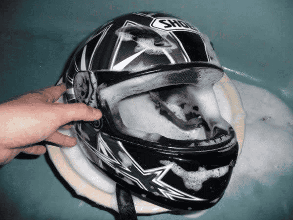 Ngâm mũ fullface trong nước ấm