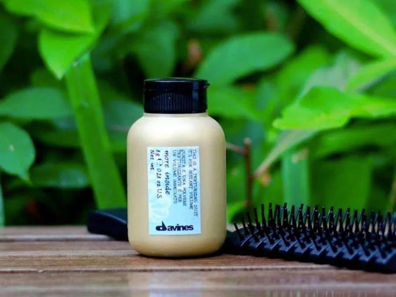 Davines Texturizing Dust thích hợp với mái tóc dày và hay đổ dầu