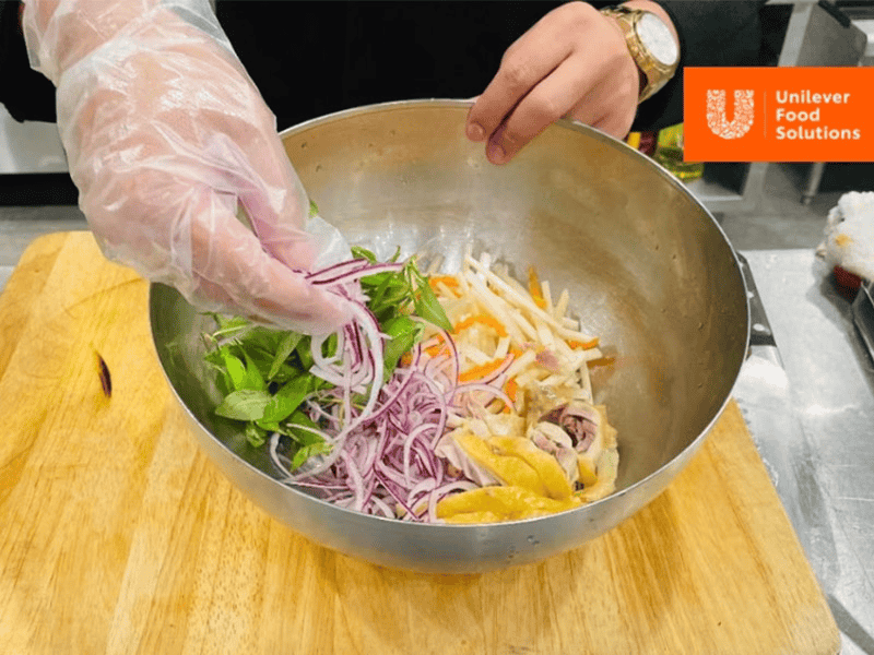 Trộn đều gỏi (Nguồn: Unilever Food Solutions)