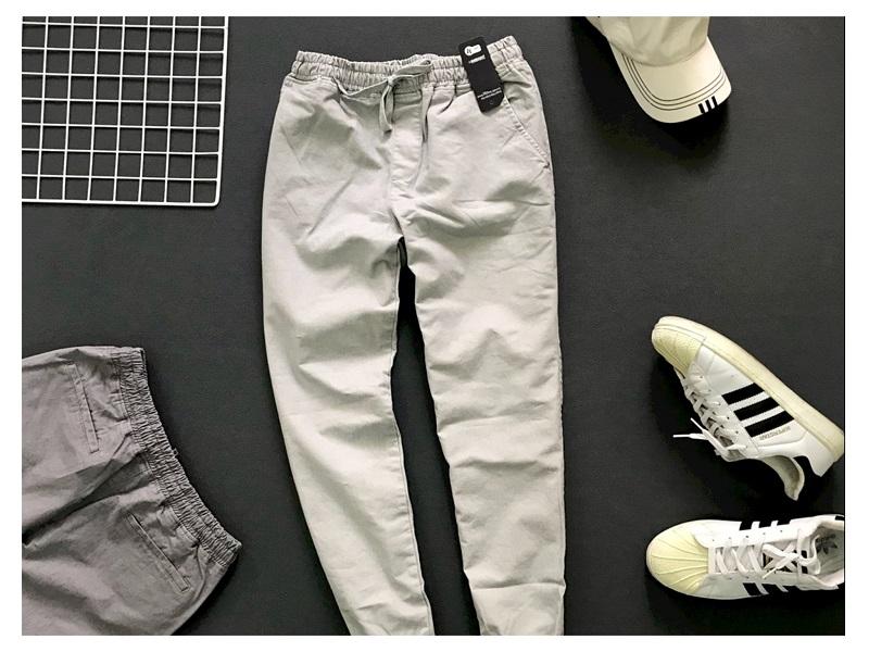 Các bạn nên ưu tiên quần Jogger Kaki có vải dày dặn, thoải mái và đặc biệt không nhăn