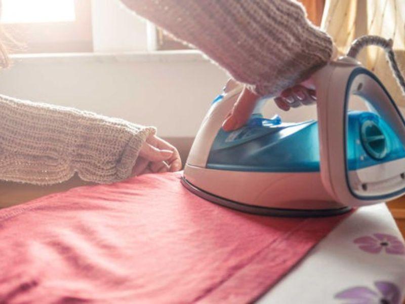 Cách tẩy chữ in trên áo bằng bàn là