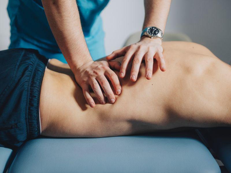 Bác sĩ Chiropractic đang thực hiện điều trị