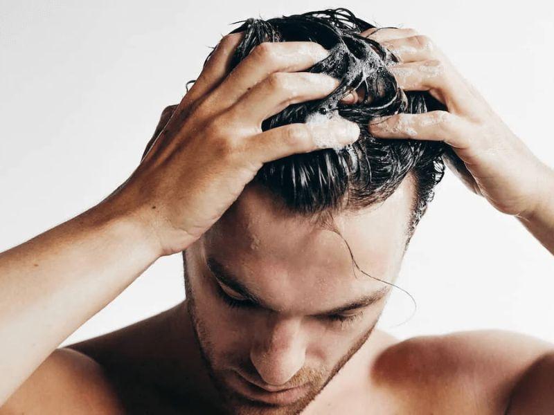 Sai lầm khi gội đầu mà chàng thường mắc phải