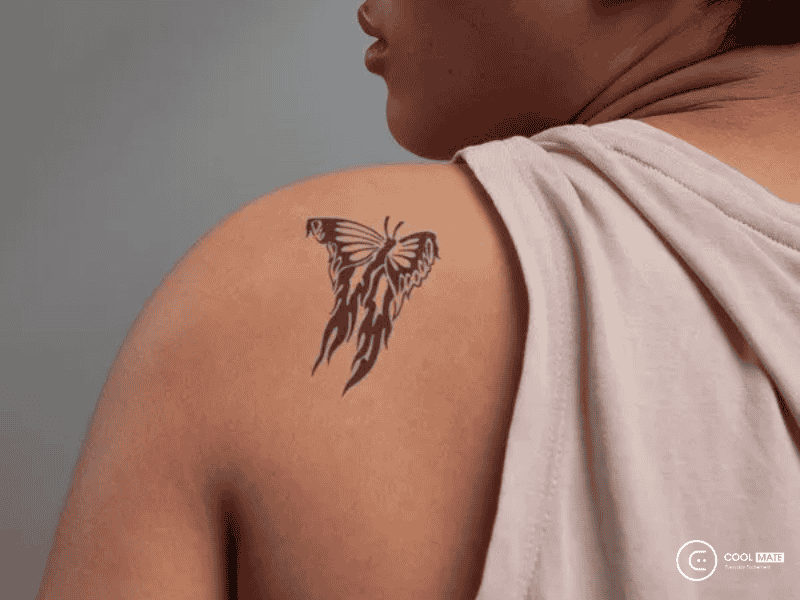 Hình xăm bướm mini ở vai