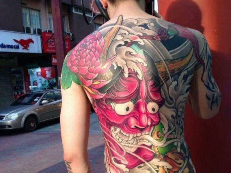 Hình xăm mặt quỷ kín lưng