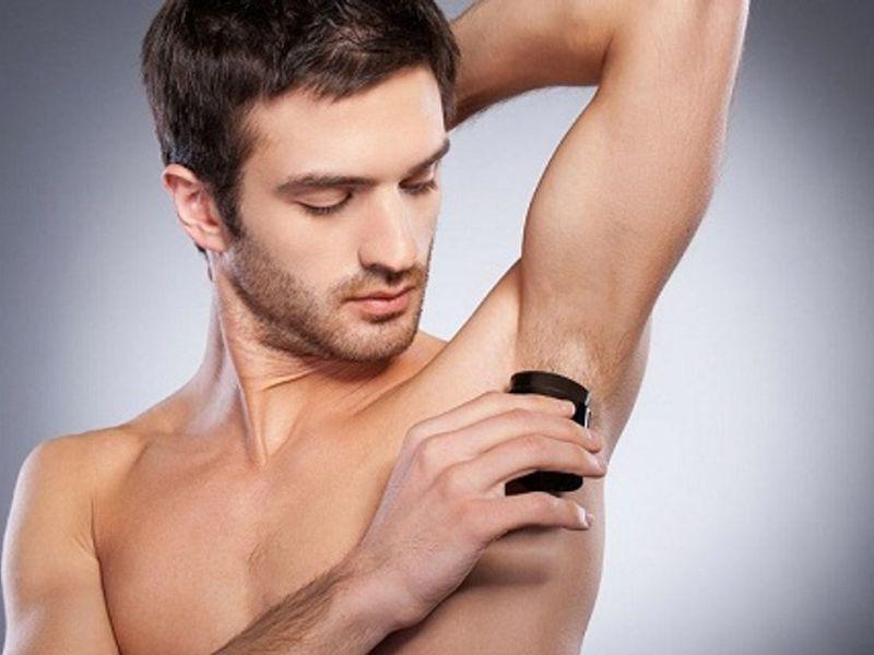 Có nên sử dụng lăn khử mùi không?