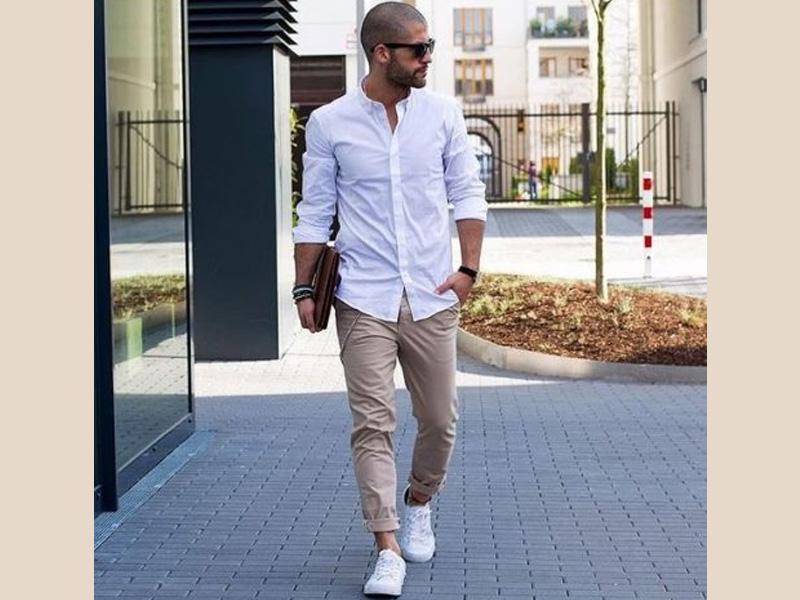 Phối áo sơ mi trắng với quần jogger