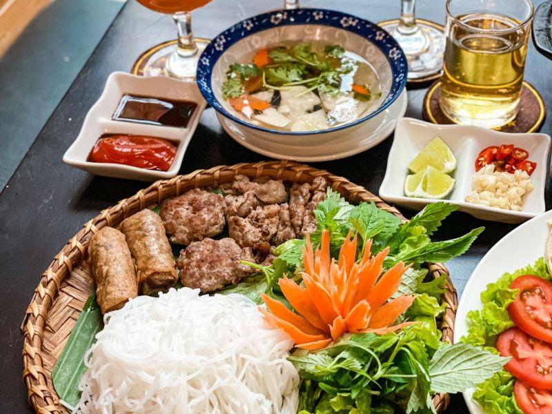 Đây là một trong những quán bún chả Hà Nội tại TPHCM lâu đời nhất