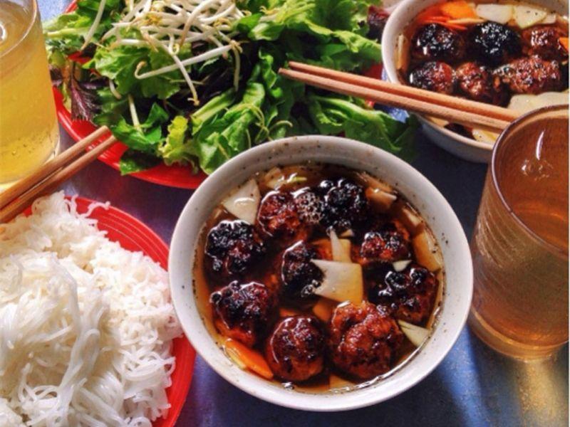 Quán phục vụ món bún chả hương vị đậm đà với mức giá hợp lý