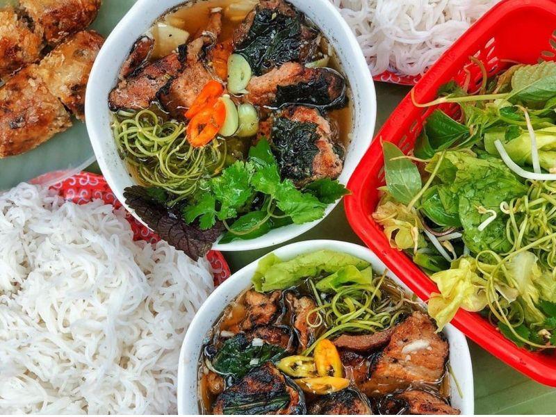Suất ăn đầy đặn tại bún chả cô Hiên
