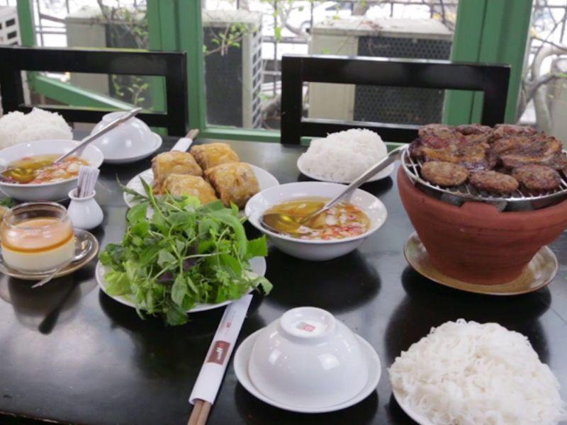 Bún chả được nướng nóng ngay tại bàn