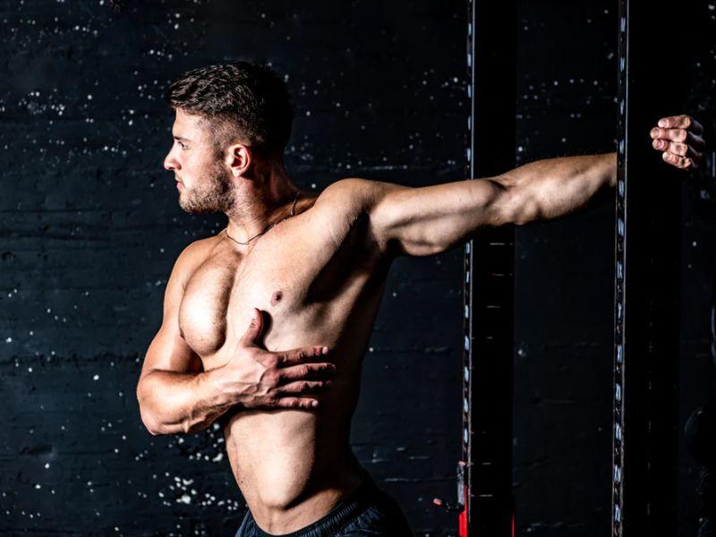 Chest stretch - Thường kết hợp với dụng cụ chuyên dụng