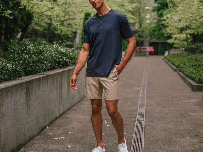 Phối áo thun và quần short năng động