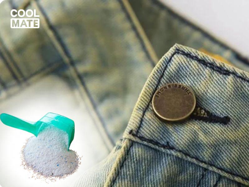 Quần jean sẽ trở lại như mới khi được làm sạch vết ố vàng bằng xà phòng 