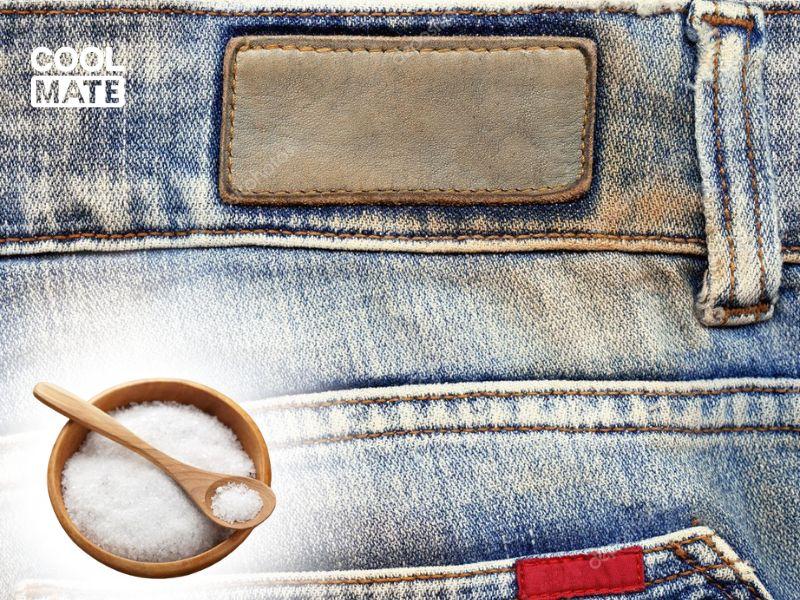    Cách làm sạch quần jean bị ố vàng bằng muối hạt 