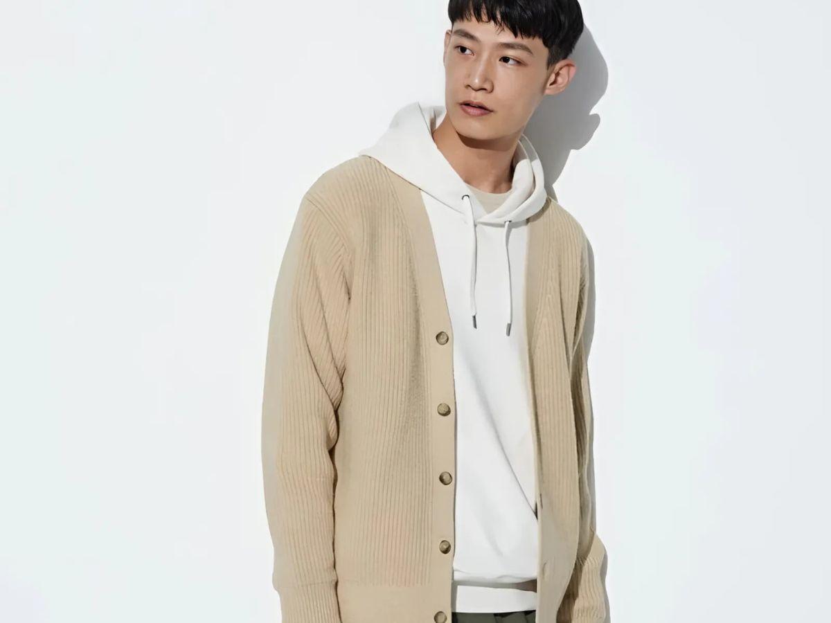 Kết hợp cardigan với hoodie là một lựa chọn độc đáo và đậm chất streetwear
