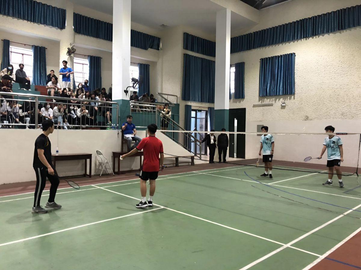 Sân cầu lông bên trong nhà thể chất hiện đại của Trường Chuyên Nguyễn Huệ