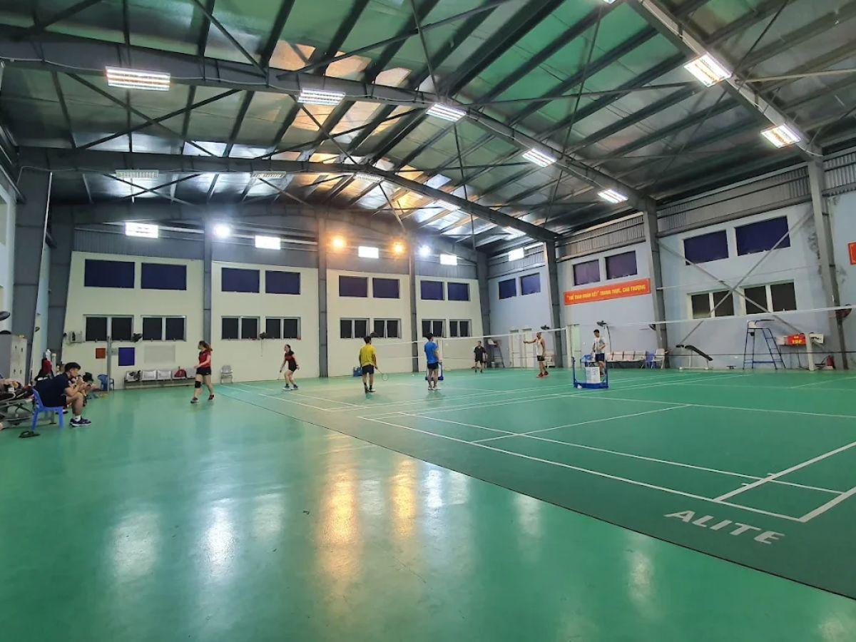Sân Cầu Lông La Khê mang đến không gian yên tĩnh và gần gũi