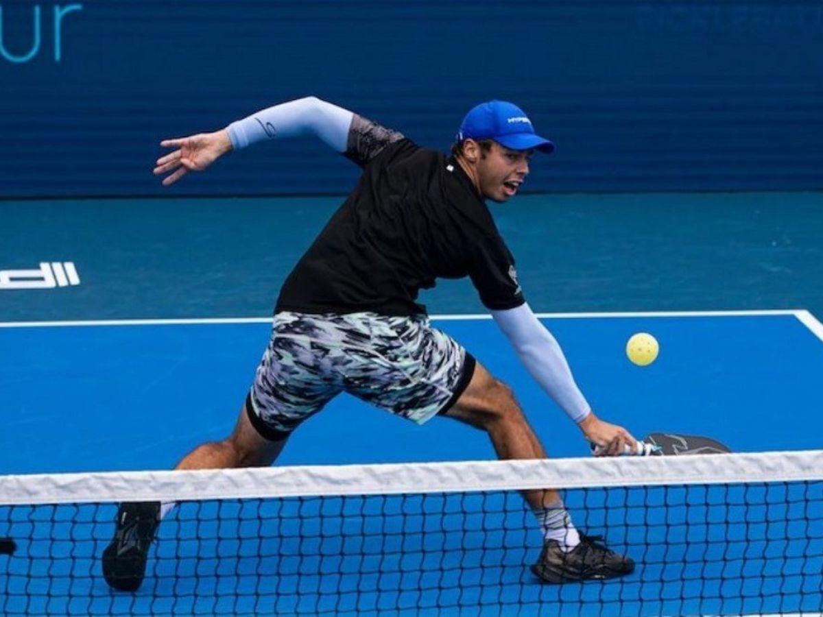 Người chơi Pickleball đánh thử vợt trên sân