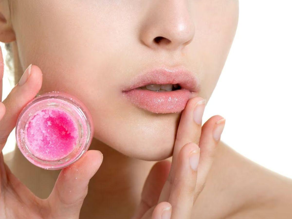 Dưỡng ẩm sau khi tẩy da chết môi
