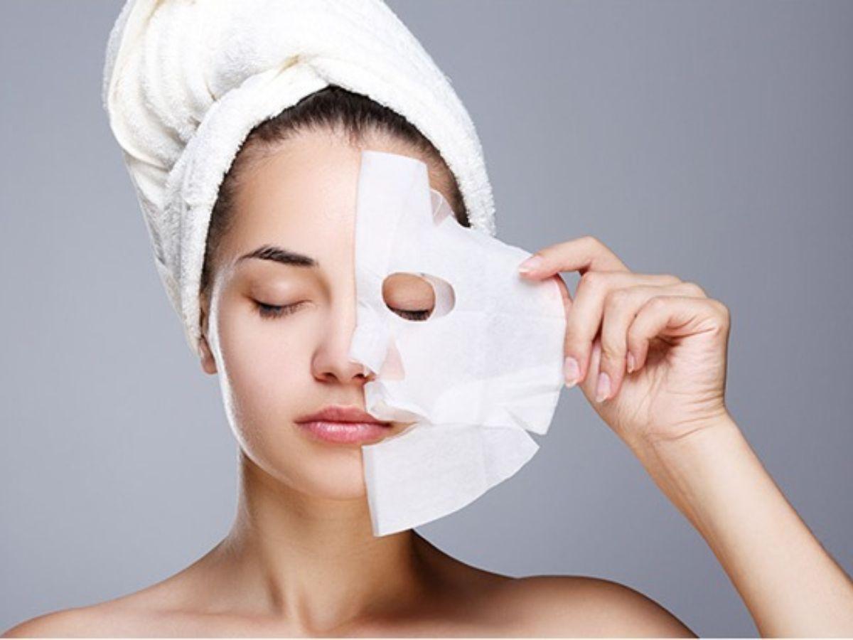 Thao tác gỡ mặt nạ giấy nhẹ nhàng và rửa mặt đúng cách sau khi dùng mặt nạ