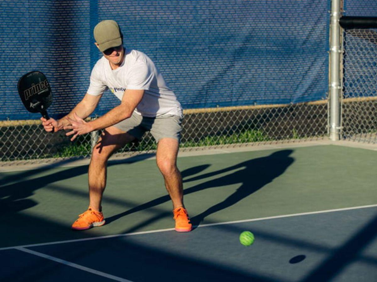 Foot fault là một trong những lỗi giao bóng Pickleball phổ biến