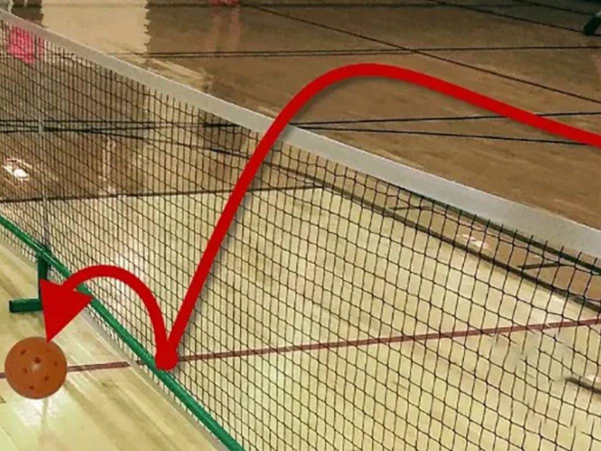 Bóng Chạm Lưới Hoặc Bay Ra Ngoài