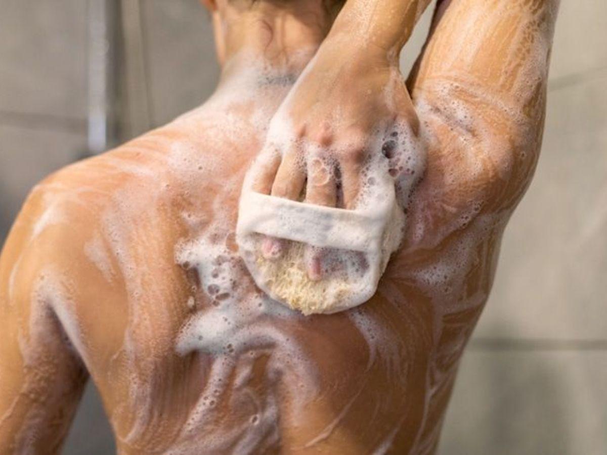 Giải đáp thắc mắc thường gặp về sữa tắm trị mụn lưng cho nam (FAQ)