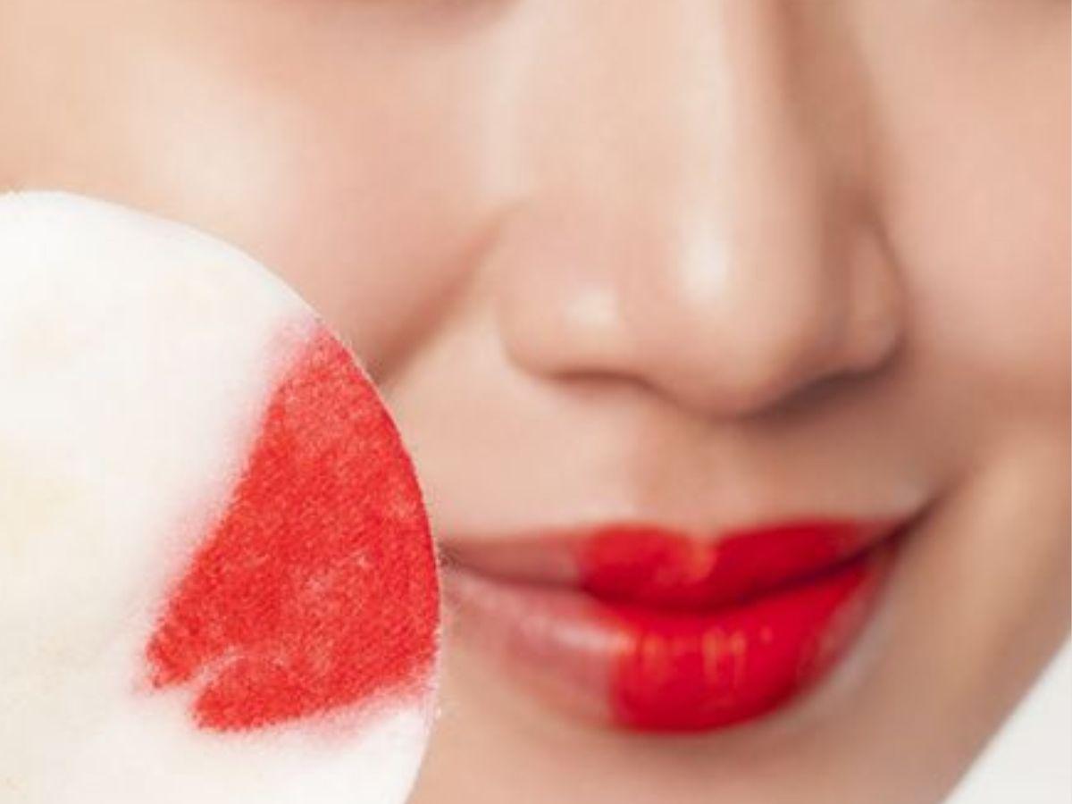 Nhớ tẩy trang môi mỗi tối