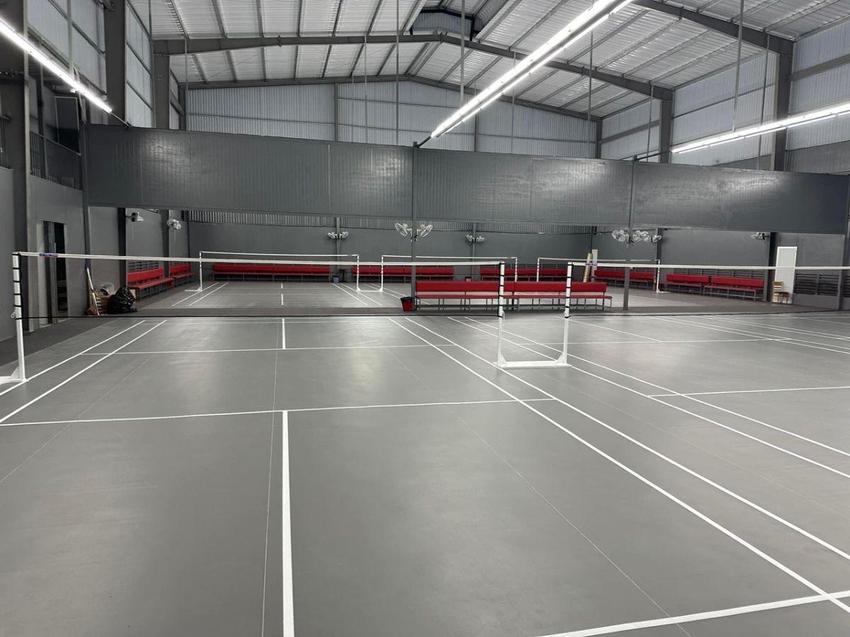 Sân R Sport Nguyễn Xí có vị trí mặt tiền, dễ tìm